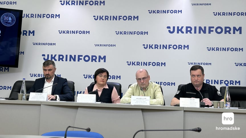 Представитель ГУР МО Андрей Юсов (справа)
