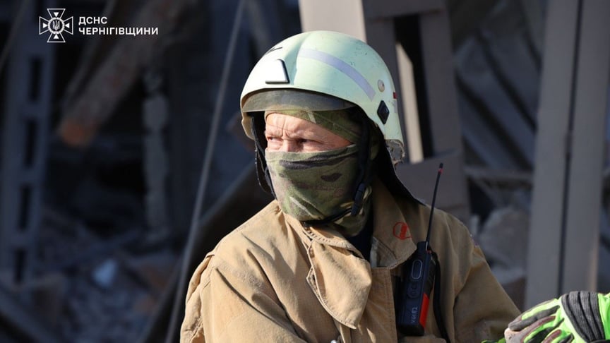 Рятувальник на місці російського удару по Чернігову, 6 червня 2025 року