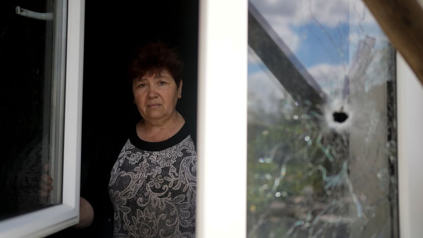 Жінка у будинку, зруйнованому бойовими діями в Ірпені, 26 травня 2022 року
