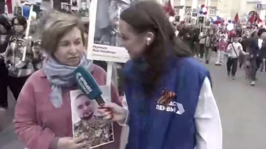 Журналістка російського телеканалу «Кузбасс первый» Марина Кисельова під час ходи «Безсмертного полку» в Кемерово