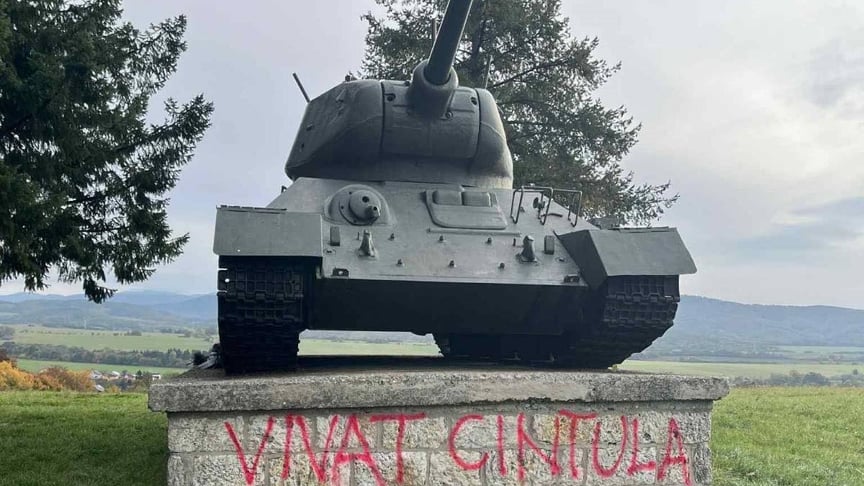 Пошкоджений пам'ятник у словацькому селі Косорін Пошкоджений пам'ятник у словацькому селі Косорін