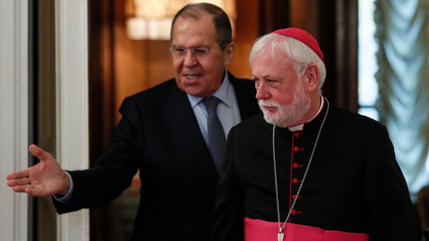 Ілюстративне фото. Міністр закордонних справ росії Сергій Лавров зустрічається із секретарем Ватикану у справах відносин із державами архієпископом Полом Річардом Галлахером у Москві 9 листопада 2021 року.