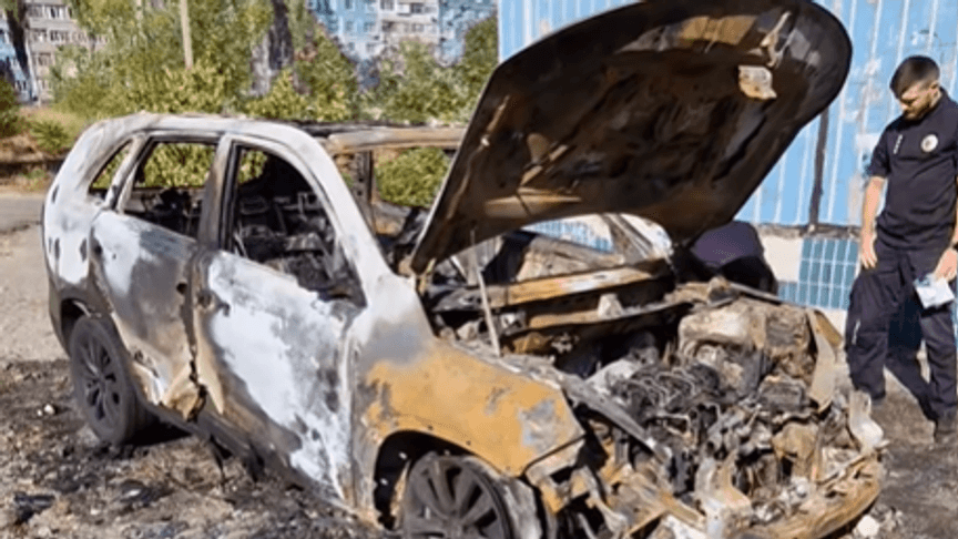 Сожженный автомобиль военных в Днепре