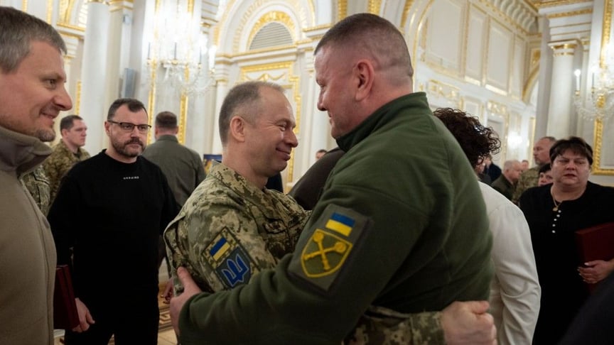 Oleksandr Syrskyi and Valerii Zaluzhnyi embrace after Zaluzhnyi was awarded the title of Hero of Ukraine