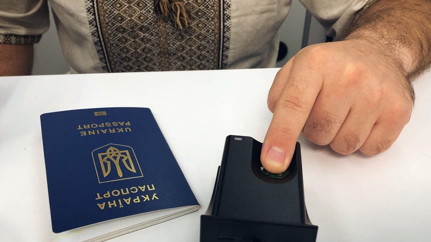 Иллюстративная фотография. Украинский мужчина ставит отпечаток пальца для оформления биометрического паспорта