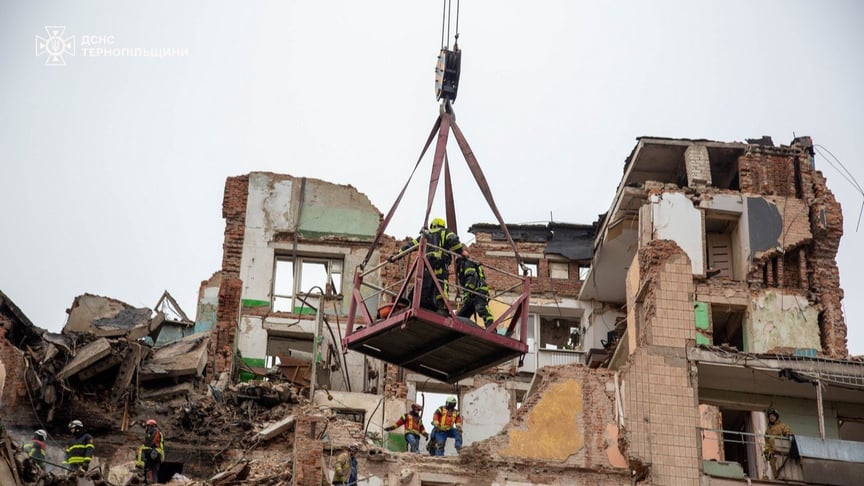 Рятувальники деблокують з-під завалів тіла загиблих на місці ракетного удару в Тернополі, 21 листопада 2025 року