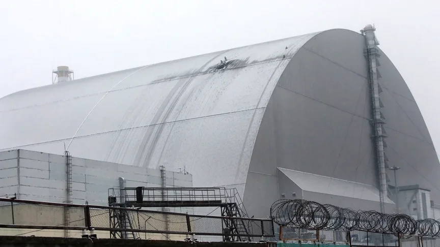 Наслідки влучання російського безпілотника в Новий безпечний конфайнмент на Чорнобильській АЕС