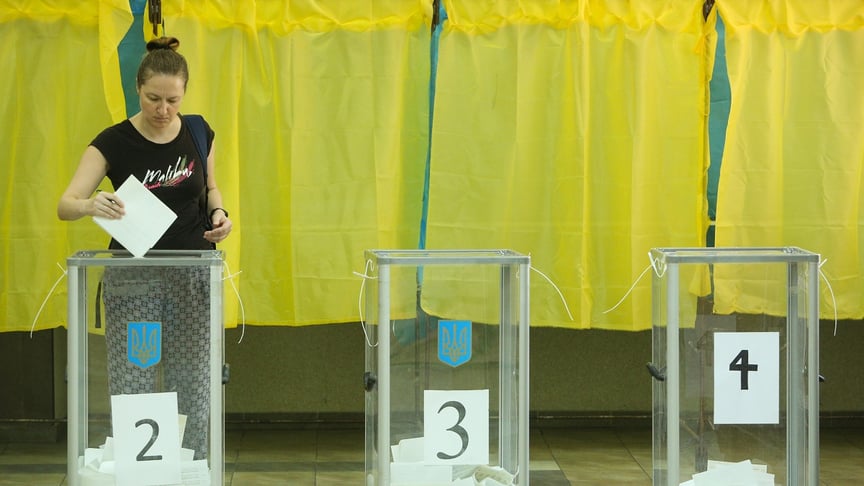 Ілюстративне фото. Жінка кидає свій бюлетень до виборчої скриньки на дільниці під час парламентських виборів у Києві, 21 липня 2019 року.