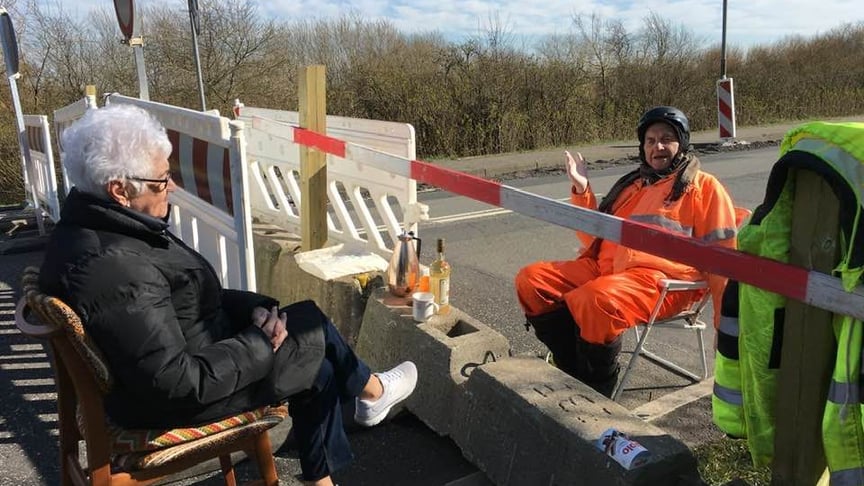 Закохана пара — 85-річна датчанка Інга Расмуссен та 89-річний німець Карстен Тюксен — продовжують щоденно бачитися на кордоні у селищі Афентофт навіть у карантин. Інга приїжджає автівкою з міста Галлехус, а Карстен — велосипедом з Зюдерлюгума