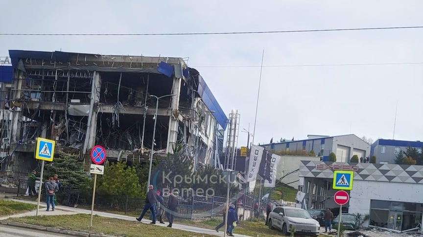 Заявляється, як уражена будівля підприємства в окупованому Севастополі, що входить до концерну «Алмаз-Антей»