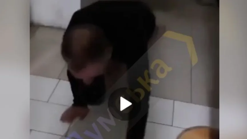 Кадр із відео, на якому знущаються, ймовірно, з колишнього працівника ТЦК