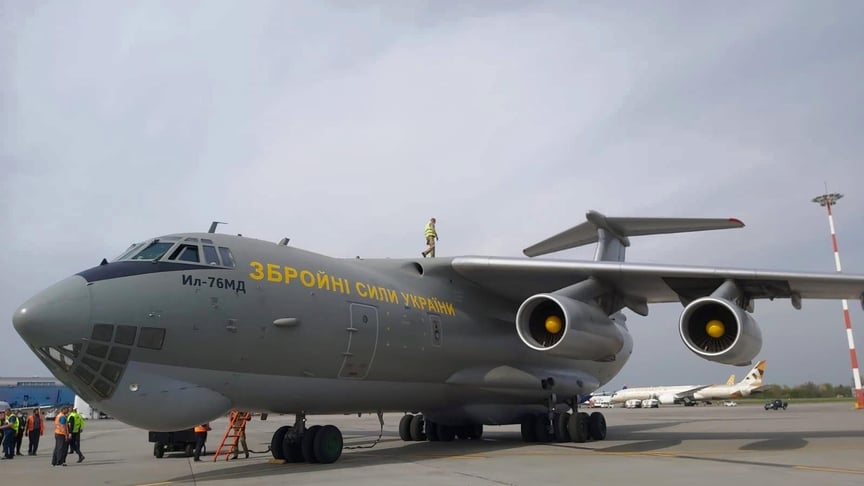 Український військовий танспортний літак Іл-76 у Бухаресті, Румунія