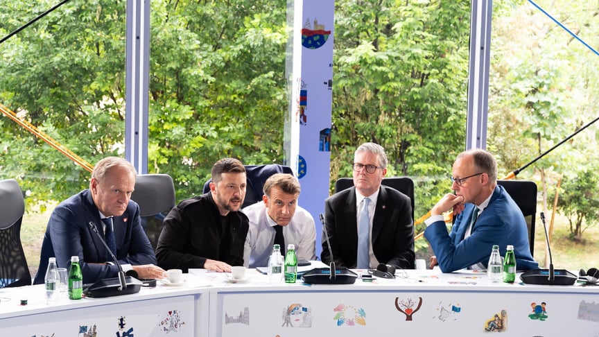 Прем'єр-міністр Польщі Дональд Туск, президент України Володимир Зеленський, президент Франції Емманюель Макрон, колишній прем'єр-міністр Великої Британії Кір Стармер та канцлер Німеччини Фрідріх Мерц проводять телефонну розмову з президентом США Дональдо
