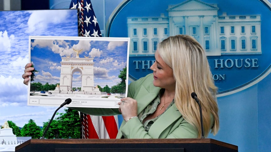 Речниця Білого дому Керолайн Лівітт демонструє художнє зображення запланованої президентом США Дональдом Трампом Тріумфальної арки, Вашингтон, 15 квітня 2026 року