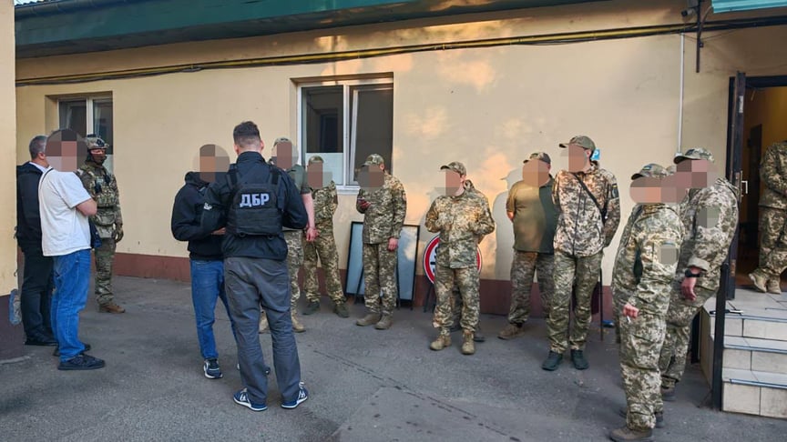 ДБР затримало учасників групи, яких підозрюють у незаконному примусу українців до мобілізації