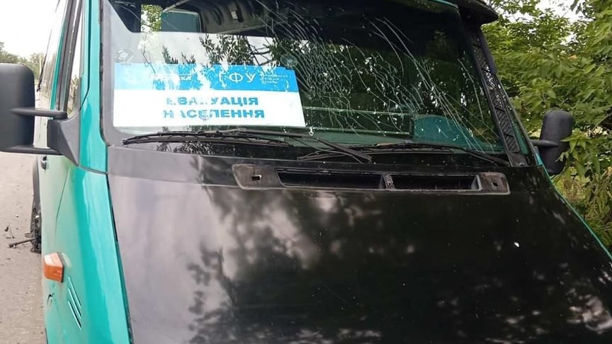 На Дніпропетровщині росіяни скинули з дрона вибухівку на евакуаційний автобус