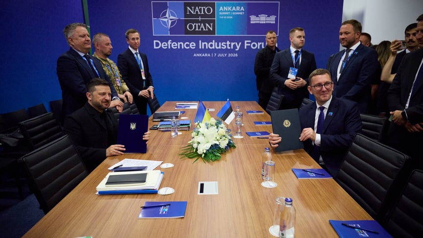 Президент України Володимир Зеленський та прем’єр-міністр Естонії Крістен Міхал під час підписання угоди у форматі Drone Deal