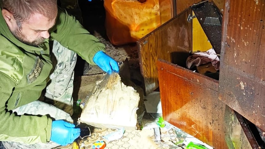 Під час обшуків у квартирі правоохоронці виявили гранати, тротилові шашки та інші види вибухівки