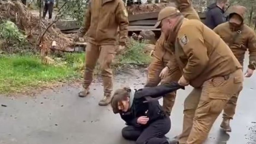 Працівники «Муніципальної охорони» силою виводять одну жінку біля Теремків, де відновили будівельні роботи, 22 вересня 2026 року