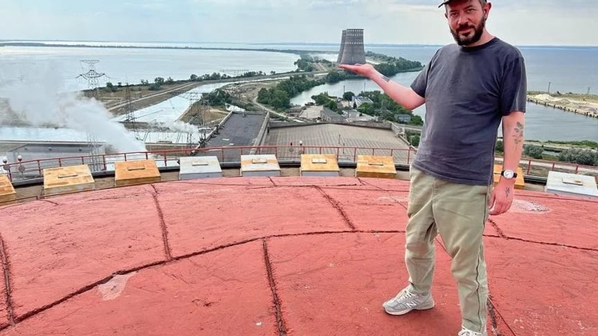 Артемій Лебедєв на тлі окупованої ЗАЕС