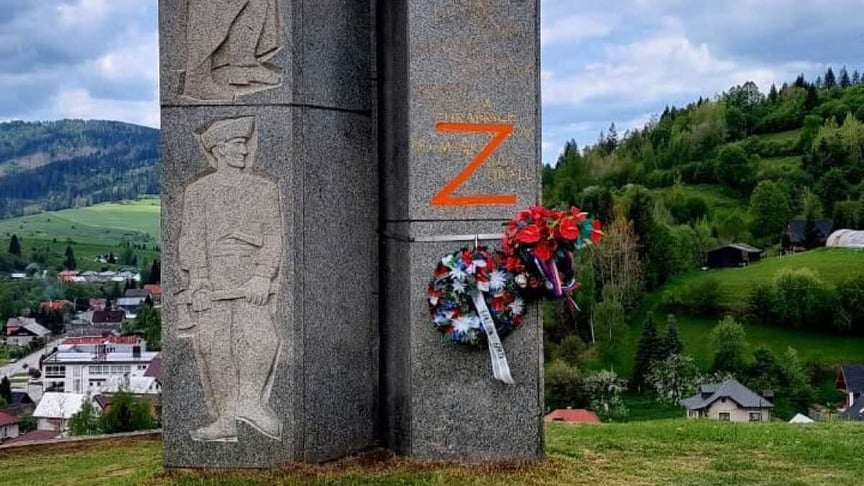 Буква Z на пам’ятнику на честь Словацького національного повстання проти нацистської влади у словацькому селі Чорний Балог Буква Z на пам’ятнику на честь Словацького національного повстання проти нацистської влади у словацькому селі Чорний Балог