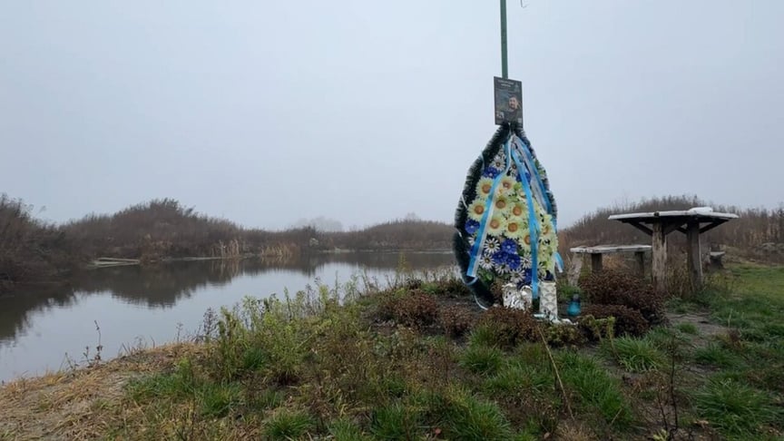 Озеро та пам'ятний знак на місці загибелі українського льотчика Дениса Кирилюка у селі Товкачівка Чернігівської області