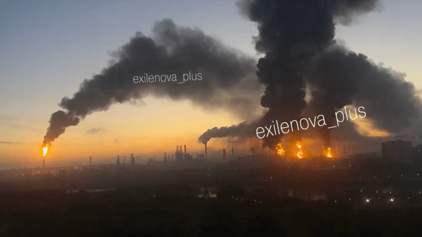Кадри пожежі в Москві після удару дронів по місцевому НПЗ Кадри пожежі в Москві після удару дронів по місцевому НПЗ