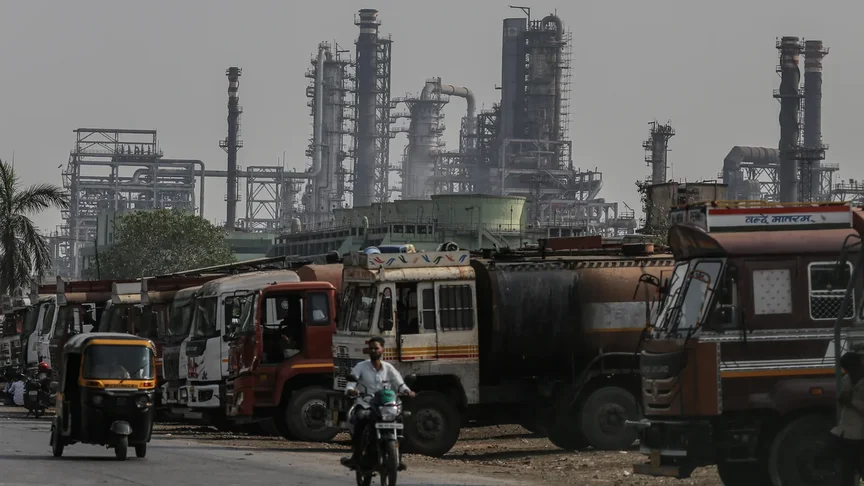 Нафтові цистерни біля нафтопереробного заводу Bharat Petroleum Corp в Мумбаї, Індія