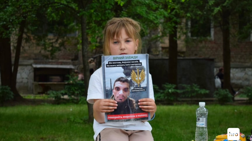 Дівчинка, що прийшла на зустріч військових, звільнених із російського полону