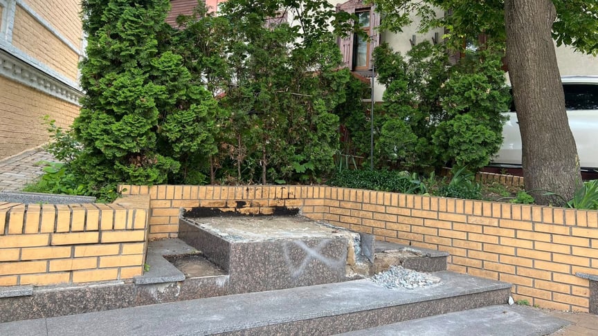 Місце демонтованого пам'ятника Михайлу Булгакову