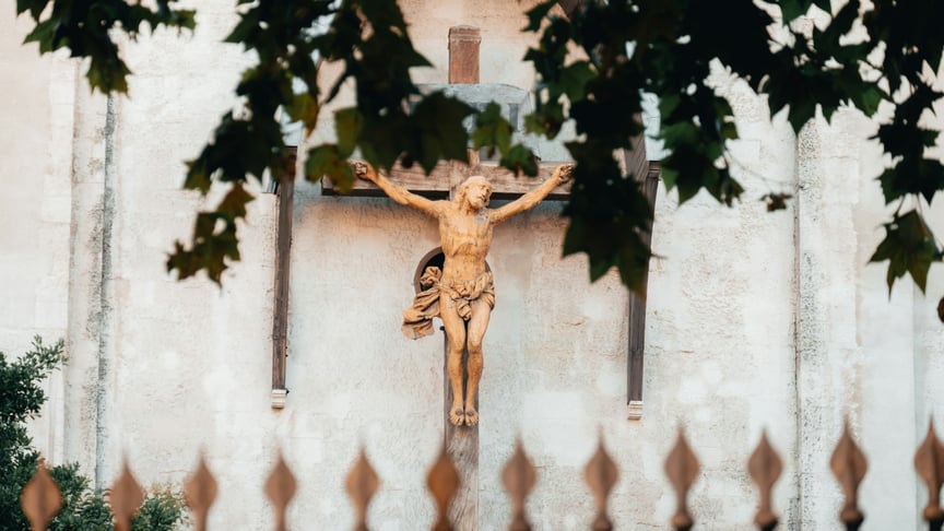 Скульптура Ісуса Христа на хресті