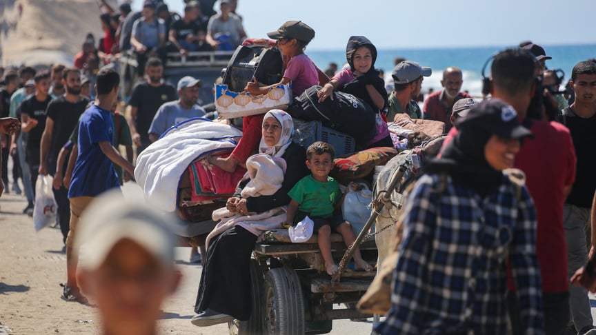 Ілюстративне фото. Палестинці прямують до міста Газа дорогою Аль-Рашид, 10 жовтня 2025 року