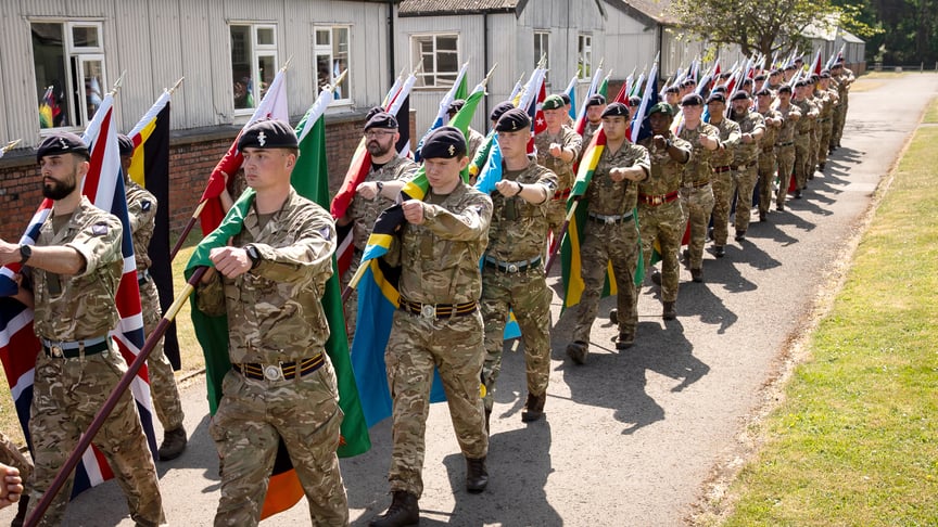 Ілюстративне фото. Британські військові несуть прапори під час репетиції параду з нагоди 80-ї річниці Дня Перемоги у Європі, 2 травня 2025 року