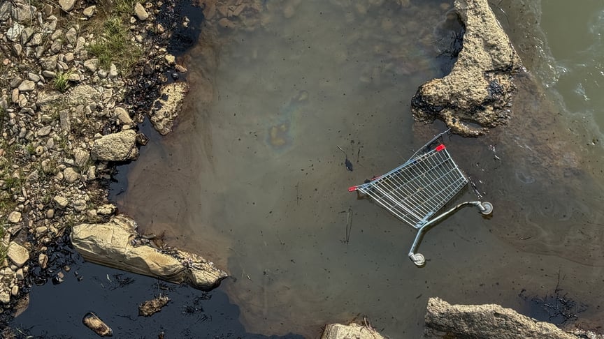 Розлив нафти в річці після атаки дрона на Туапсинський нафтопереробний завод у Туапсе, Краснодарський край, 29 квітня 2026 року