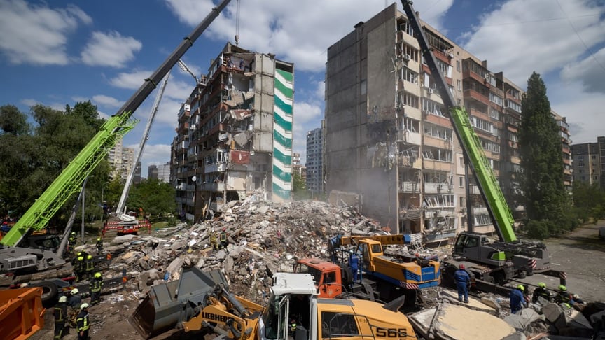 Рятувальники працюють на місці російського обстрілу, Київ, 16 травня 2026 року