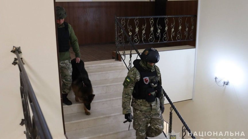 Правоохоронці перевіряють будівлю, яку нібито замінували Ілюстративне фото. Правоохоронці перевіряють будівлю, яку нібито замінували