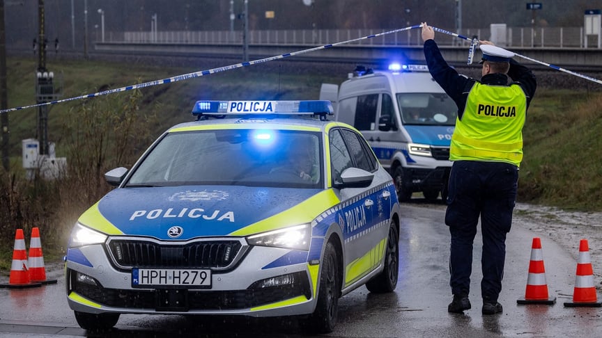 Польська поліція поблизу залізничних колій, пошкоджених унаслідок вибуху, 17 листопада 2025 року