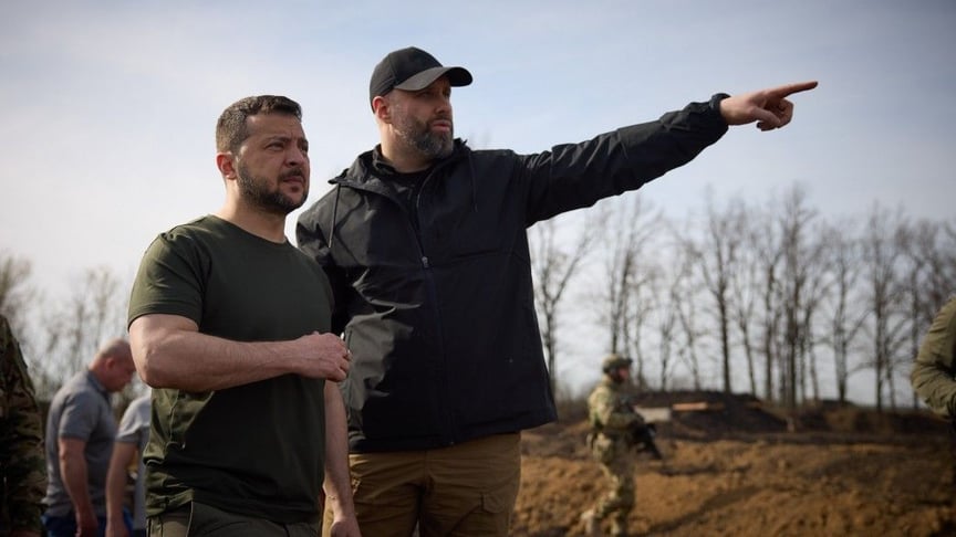 Ілюстративне фото. Президент Володимир Зеленський оглядає фортифікаційні споруди на Харківщині 9 квітня 2024 року