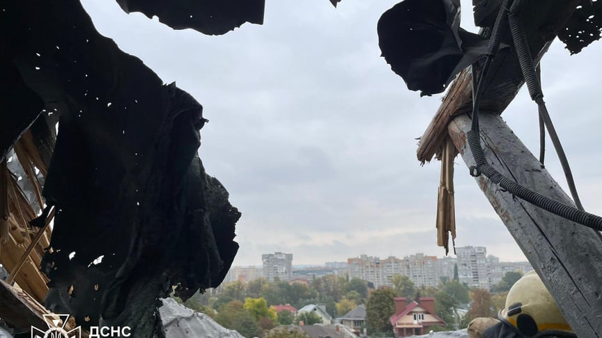 Наслідки російського удару на даху перинатального центру у Сумах, 6 жовтня 2025 року