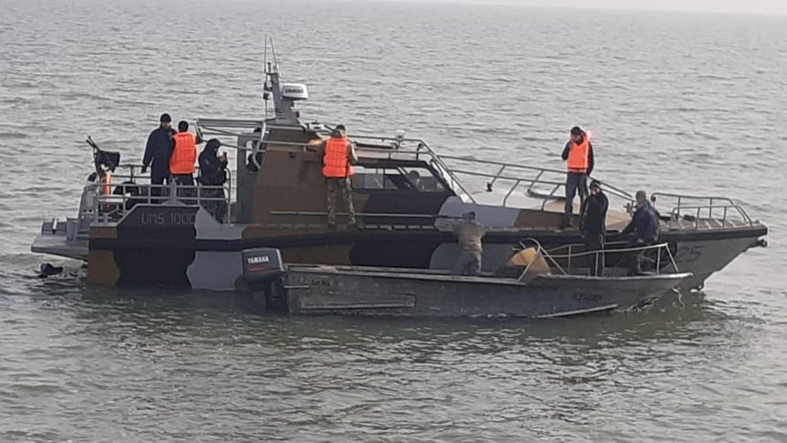Пограничники во время проверки лодки с рыбаками, Бердянск, 29 февраля 2020 года