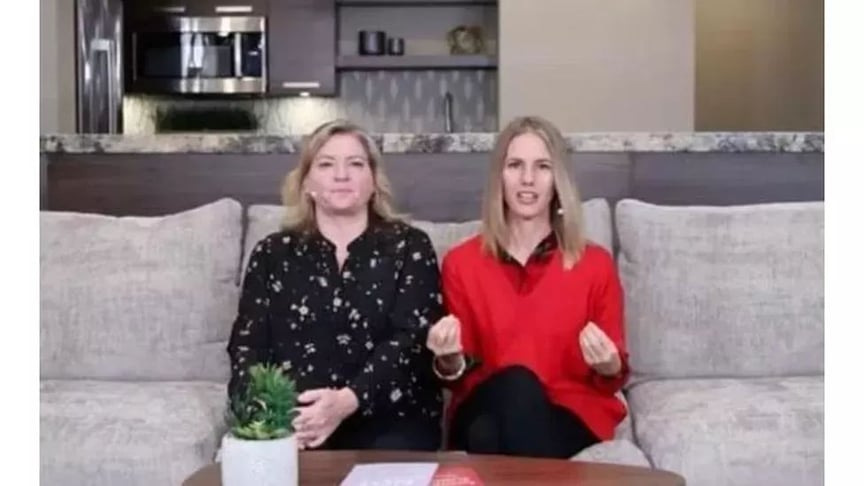 Рубі Франке (праворуч) і Джоді Нан Гільдебрандт (ліворуч) у відео на YouTube