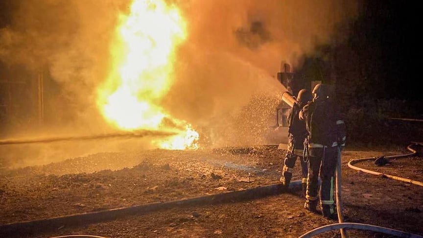 Рятувальники гасять пожежу після російського обстрілу на Одещині