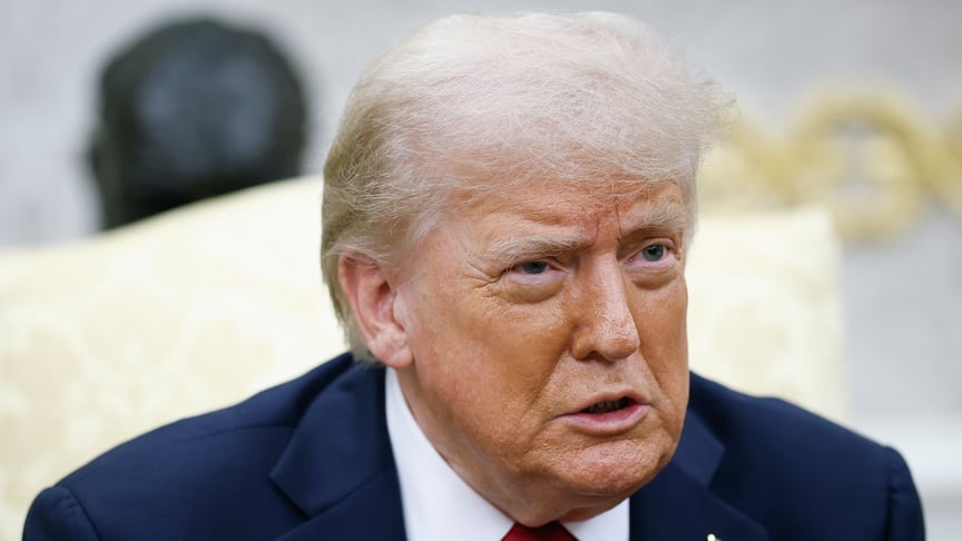 Президент США Дональд Трамп під час зустрічі з генеральним секретарем НАТО Марком Рютте в Овальному кабінеті Білого дому, 14 липня 2025 року
