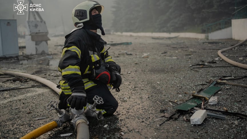 Ліквідація пожеж у Києві Ілюстративне фото. Рятувальники ліквідують наслідки російської атаки на Київ у ніч проти 10 червня