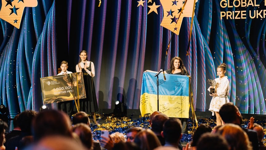 Вчителька Леся Павлюк під час вручення нагороди