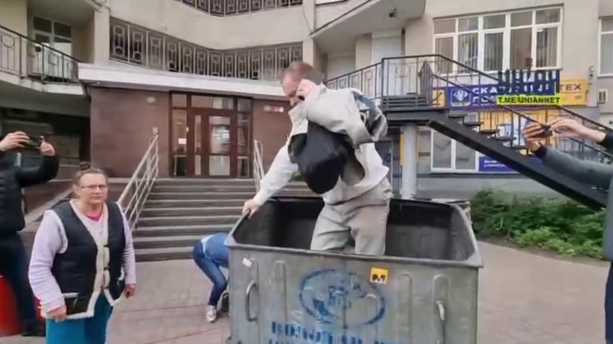 В Киеве экс-депутата Черновола облили зеленкой и бросили в помойку