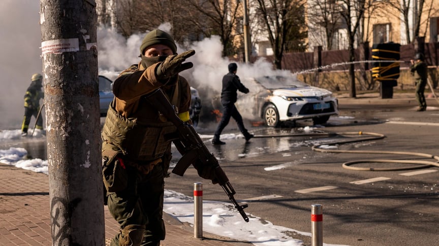 Українські солдати біля авто, які на вулиці в Києві, 26 лютого 2022 року