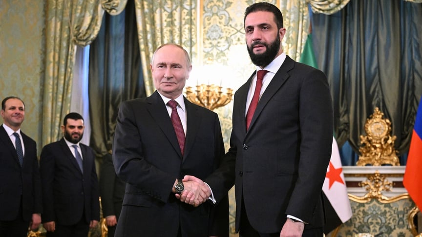 Глава рф володимир путін тисне руку тимчасовому президенту Сирії Ахмеду Хусейну аш-Шараа