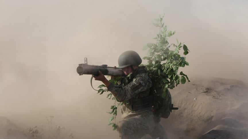 Український військовий веде вогонь. Ілюстративне фото