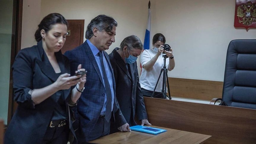Російський актор Михайло Єфремов разом із адвокатами під час оголошення вироку, 8 вересня 2020 рік